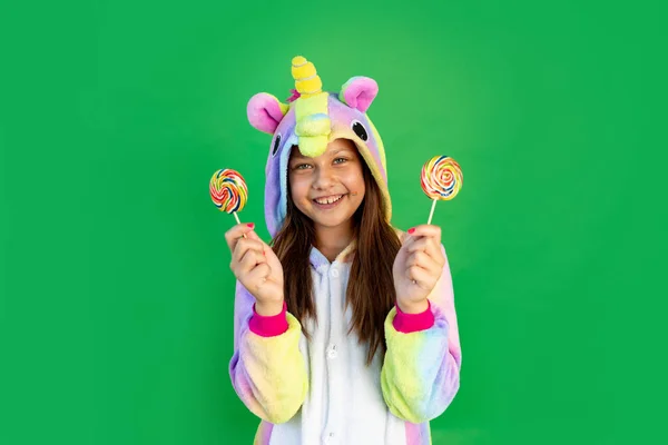 Schattige Kleine Meisjes Rode Mickey Muis Outfits Een Groene Geïsoleerde — Stockfoto