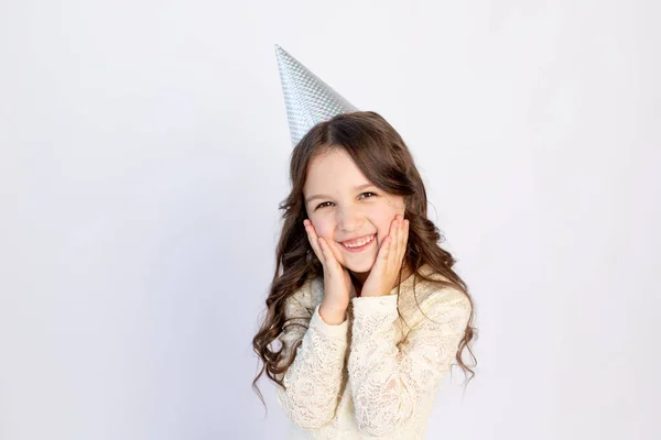 Ένα Νεαρό Κορίτσι Στα Γενέθλιά Της Πριγκίπισσα Καπέλο Είναι Χαρούμενο — Φωτογραφία Αρχείου
