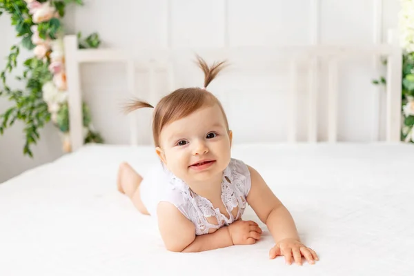 Engraçado Bebê Menina Seis Meses Idade Encontra Belo Quarto Brilhante — Fotografia de Stock