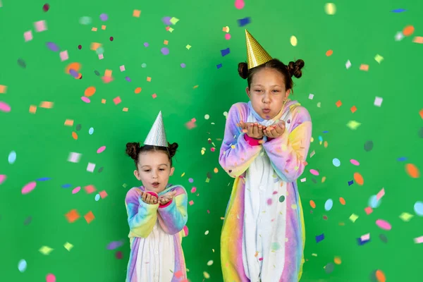 Meninas Trajes Brilhantes Fundo Isolado Verde Soprar Streamers Afastado Espaço — Fotografia de Stock