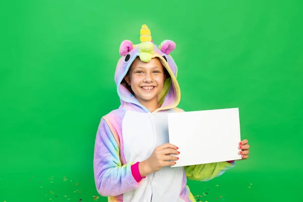 Een Klein Meisje Een Groene Geïsoleerde Achtergrond Een Helder Pak — Stockfoto