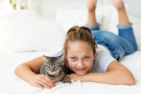 Dziecko Torturuje Zwierzę Dziewczynka Kotem Leży Łóżku Koncepcja Dziecięcej Przyjaźni — Zdjęcie stockowe