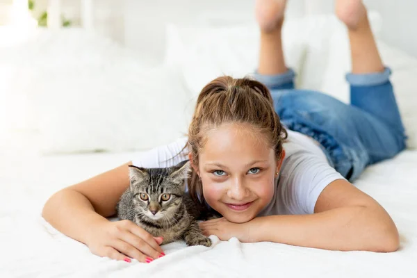 Niño Está Torturando Animal Una Niña Con Gato Está Acostada — Foto de Stock