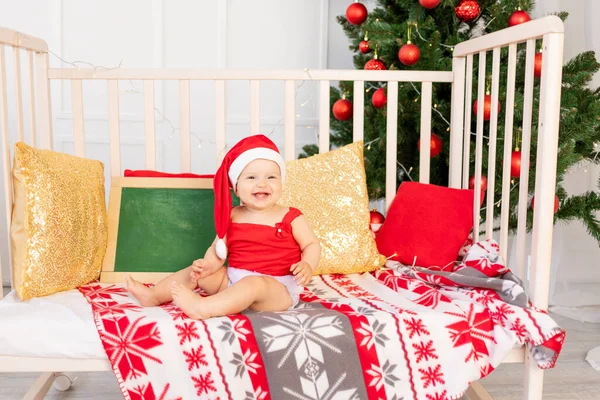 Heureux Petit Bébé Six Mois Dans Chapeau Père Noël Assis — Photo