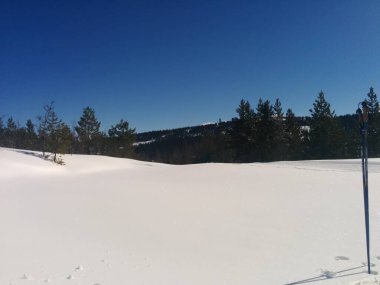  Kışın kar altında kayak yamacı