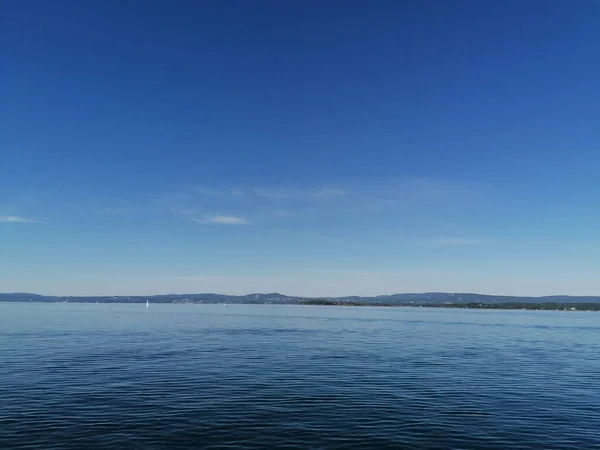 Piękny Spokojny Dzień Nad Morzem Jasnym Błękitnym Niebem Wyspą Sosnami — Zdjęcie stockowe