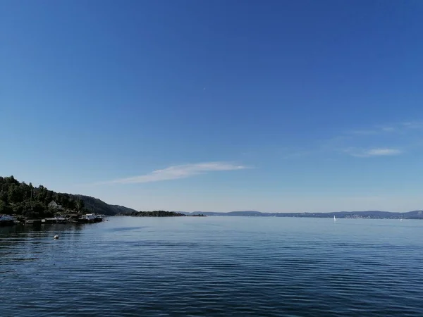 Piękny Spokojny Dzień Nad Morzem Jasnym Błękitnym Niebem Wyspą Sosnami — Zdjęcie stockowe