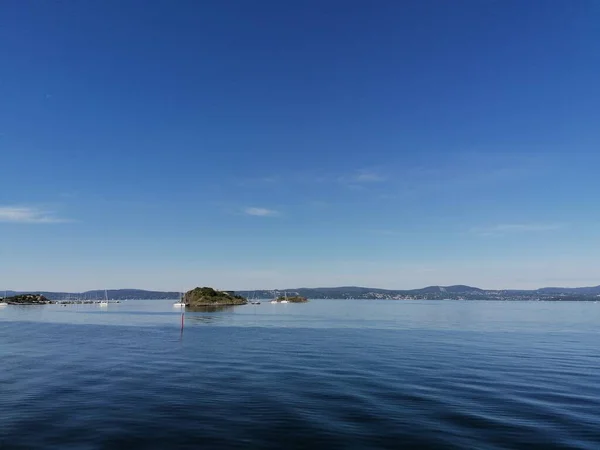 Små Båtar Och Sjön Vacker Sommardag — Stockfoto