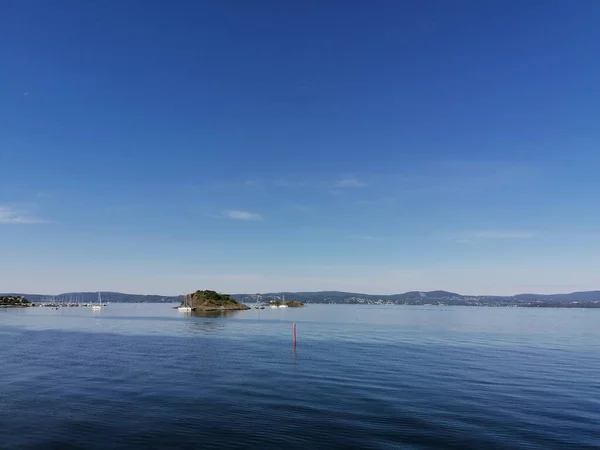Små Båtar Och Sjön Vacker Sommardag — Stockfoto
