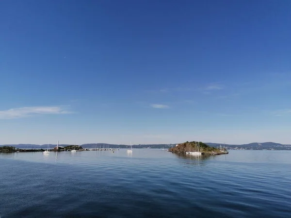 Kleine Boote Und Eine Insel Auf Dem See Einem Schönen — Stockfoto