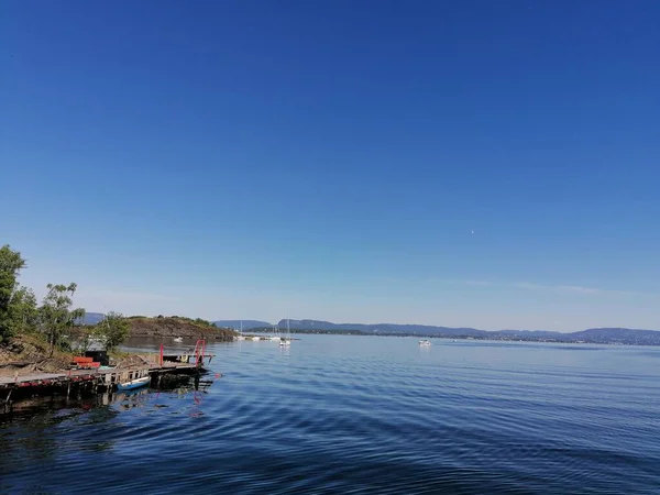 Kleine Boote Und Eine Insel Auf Dem See Einem Schönen — Stockfoto