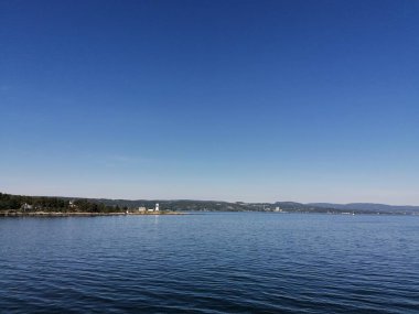 Deniz ve şehir manzarası