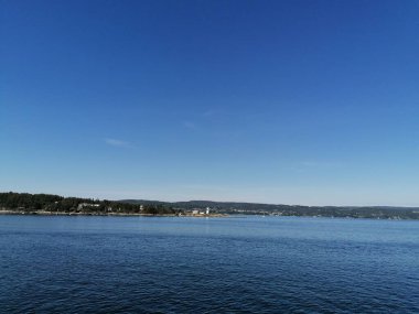 Deniz ve şehir manzarası