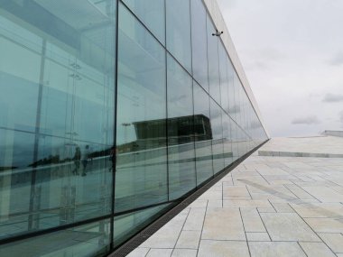 modern cam ve mermerden yapılmış bina