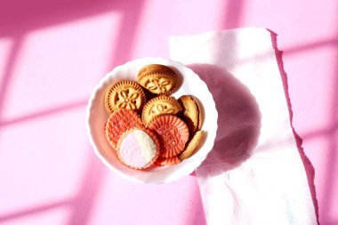 Kase üzerinde tatlı bisküviler. tatlı bisküviler, kremalı bisküviler