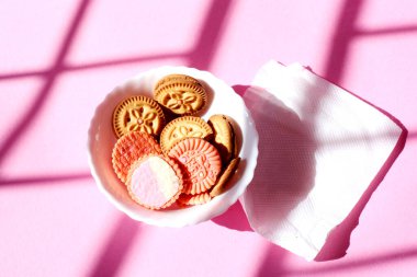 Kase üzerinde tatlı bisküviler. tatlı bisküviler, kremalı bisküviler