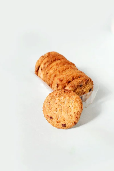 Biscotti Fatti Casa Con Uva Appassita Fondo Bianco Isolato Gustosi — Foto Stock