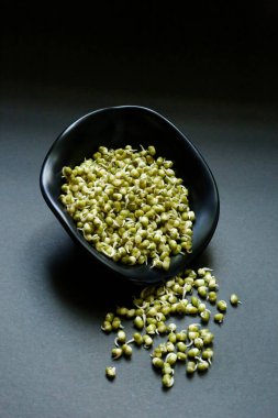 Mung fasulyeleri siyah arka planda, Mung fasulyesi kasede.