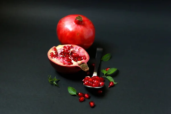 Juicy Pomegranate Fruit Isolated Dark Background Red Juice Pomegranate Dark — Stock Photo, Image