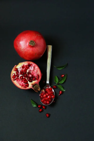 Romã Suco Vermelho Fundo Escuro Romã Madura Com Folhas Fundo — Fotografia de Stock