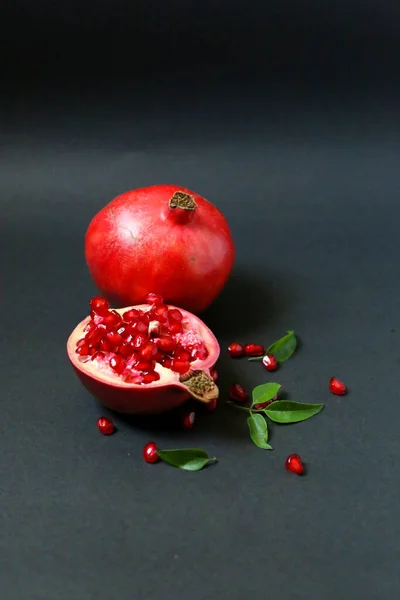 Vörös Gyümölcslé Gránátalma Sötét Háttérrel Érett Gránátalma Levelekkel Sötét Alapon — Stock Fotó