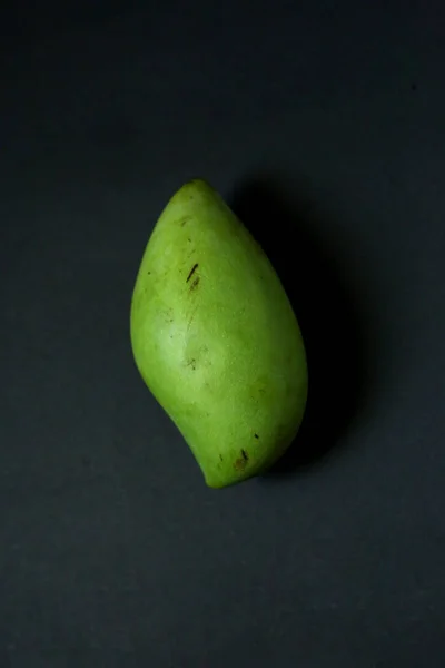 Mango Verde Aísla Sobre Fondo Oscuro Mango Verde Grande — Foto de Stock