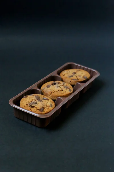 Schokoladenkekse Auf Schwarzem Hintergrund Chocolate Chip Cookie Auf Schwarzem Hintergrund — Stockfoto