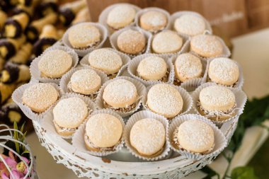 Pudralanmış şeker görünümlü bir grup alfajore