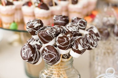 Çikolata kaplı bir demet marşmelov.