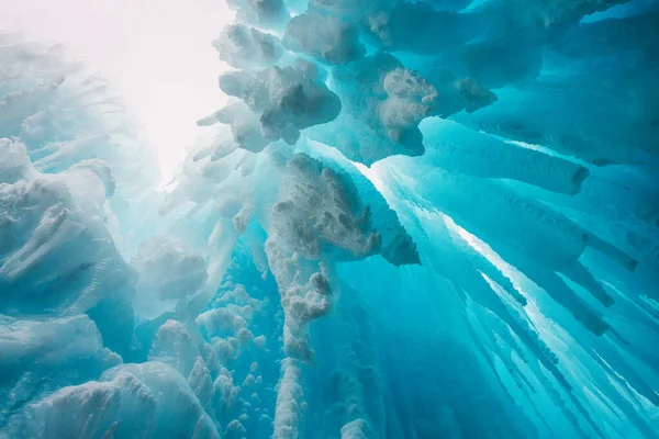 Zmrzlé Rampouchy Odstíny Modré Zimní Ledová Krajina — Stock fotografie