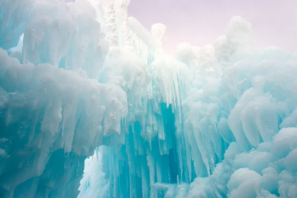 Zamrożone Sople Odcienie Niebieskiego Zimowy Krajobraz Lodowy — Zdjęcie stockowe