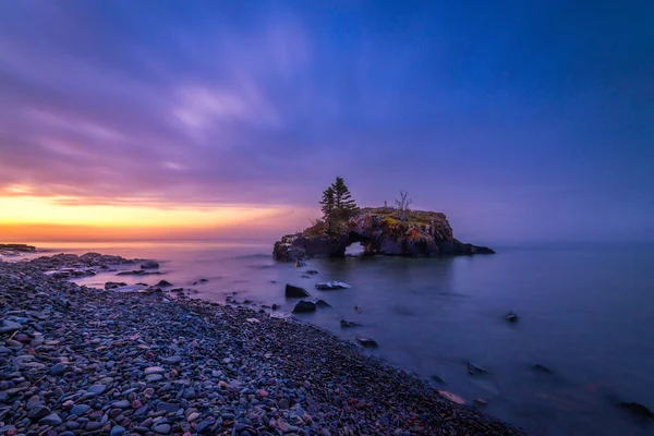 Alba Isola Rocciosa Cava Sulla Costa — Foto Stock