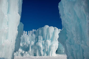 Donmuş buz sarkıtları mavi buz kalesinin gölgeleri. Kış buzlu manzarası