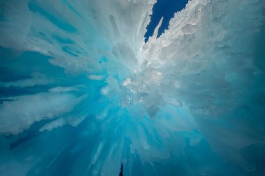 Mavinin donmuş buz saçakları. Kış buz manzarası 