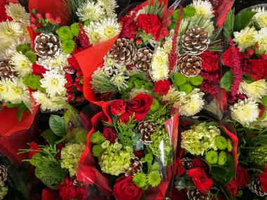 Renkli Noel çiçekleri buketini kapat