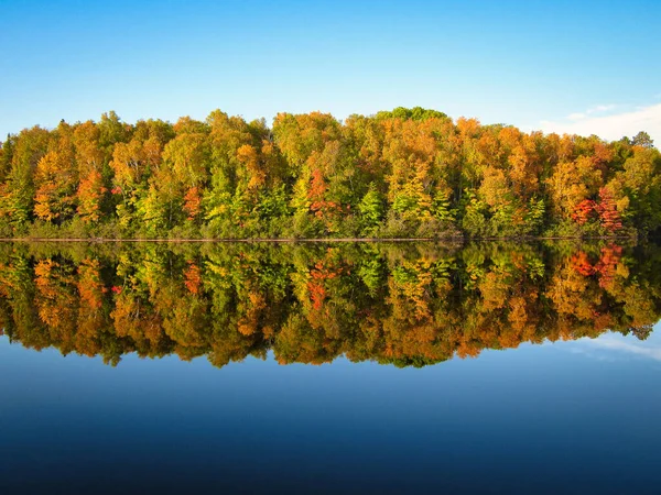 Árvores Outono Refletindo Lago Ainda Calmo Corrente Rio Atravessando Lago — Fotografia de Stock