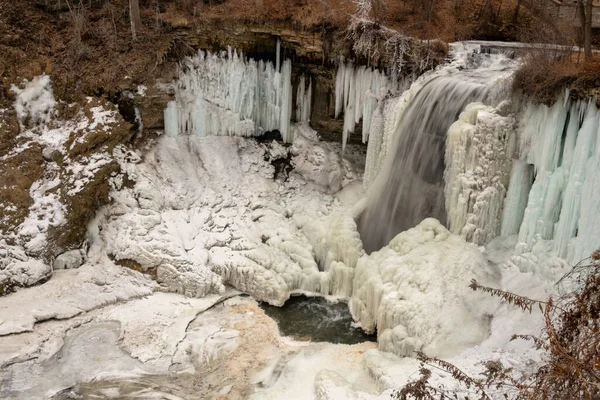 Caída Agua Que Fluye Parcialmente Helados Helados Paisaje Horizontal Invierno — Foto de Stock