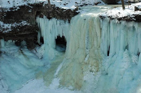 Wodospad Kaskadowy Spływający Zamarzniętymi Soplami Zimowy Krajobraz Poziomy — Zdjęcie stockowe