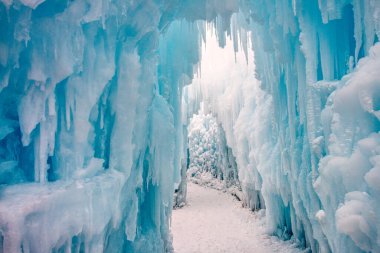 Mavi donmuş buzun içinden tünel