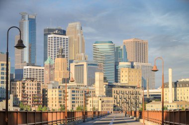 Minneapolis, Minnesota, Amerika Birleşik Devletleri 'ne giden köprü. Şehir manzarası 
