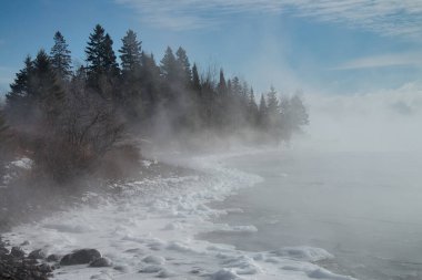 Üstün Grand Marrias Minnesota Gölü kıyısında sisli bir gün. Yatay manzara