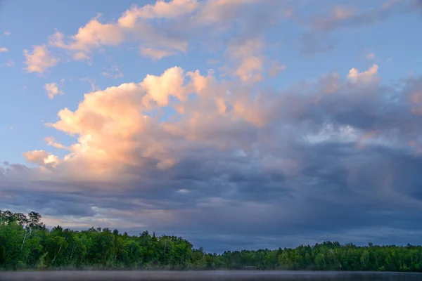 Drammatiche Nuvole Tramonto Sul Lago Nel Parco — Foto Stock