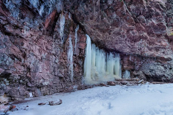 Bellissimi Ghiaccioli Sulla Riva Del Fiume Con Ghiaccio — Foto Stock