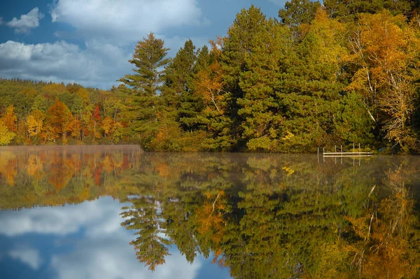 Automne Arbres Réflexion Sur Lac Clair Couleurs Automne Sur Lakeshore — Photo