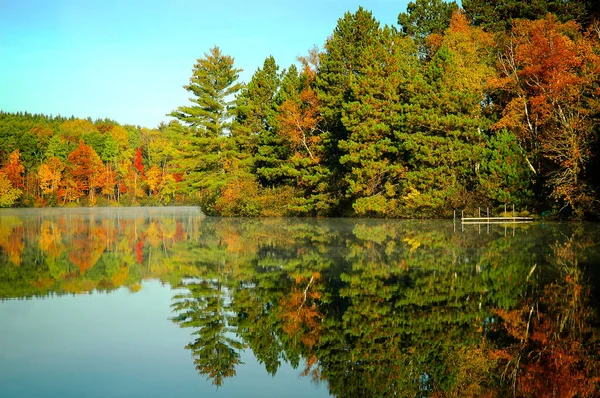 Automne Couleurs Arbres Reflet Bleu Eaux Lac Paysage Automne Horizontal — Photo