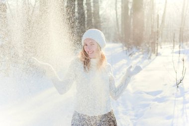 Güneş ve kar havası, kadın kar atıyor, kış mevsimi ve doğa güzelliği, kışlık beyaz elbiseler