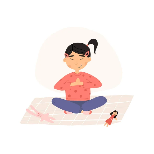 Schattig aziatisch meisje neergezet een speelgoed en mediteert in lotus of padmasana pose met haar handen gevouwen in het hart. — Stockvector