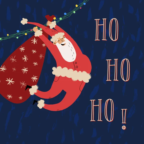 Noel Baba bir Noel çelengine asılmış ve hediyeleri çantasında götürmek için aceleyle uçuyor. Ho Ho Ho harfleri. — Stok Vektör