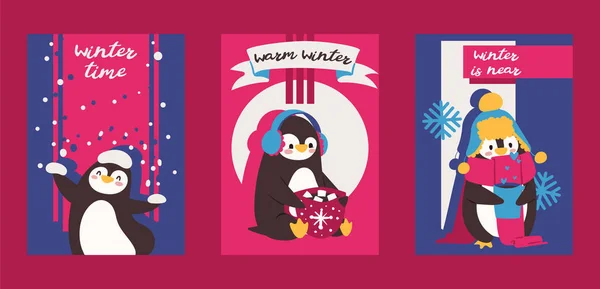 Tarjeta de felicitación navideña con pinguino. Disfruta del invierno. Invierno cálido. El invierno está cerca. Personajes de dibujos animados con sombrero, bufanda y taza de chocolate caliente con invitaciones de malvaviscos . — Vector de stock