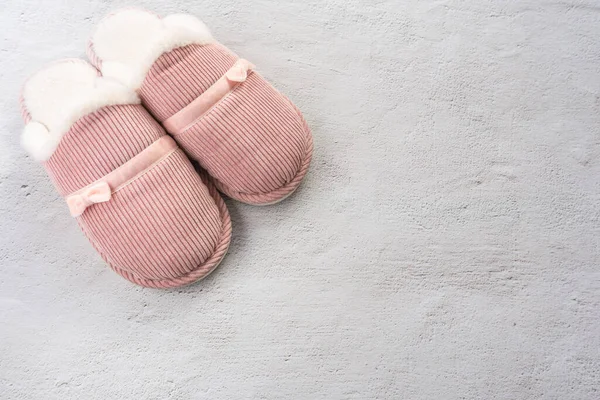 Slippers White Concrete Background Text Space Soft Comfortable Fur Pink — Stock Photo, Image